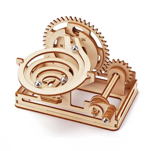 Holzmechanisches Schwerkraft-Experiment mit Zahnrädern und Kugeln, ideal für Wissenschafts- und Bildungsliebhaber.
