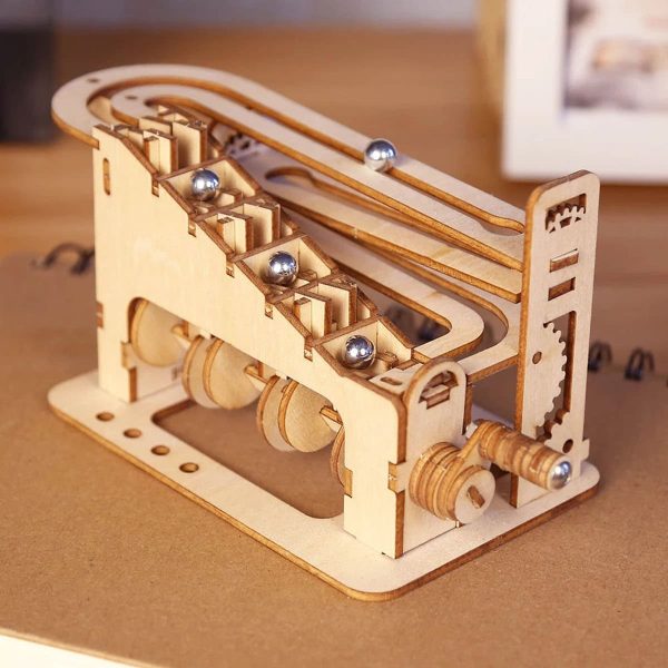Holz-Murmelbahn mit Kugeln, ein wissenschaftliches Spielzeug für Kinder und Erwachsene, fördert die Feinmotorik und das Verständnis für Physik.