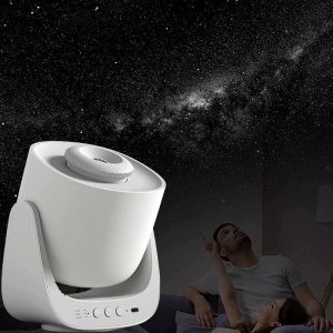 Moderner Projektor für Astronomie und Sternbeobachtung vor einem sternenklaren Himmel. Perfekt für Wissenschafts- und Astronomie-Enthusiasten.
