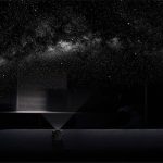 Sternenhimmel-Projektor zeigt eine realistische Nachbildung des Nachthimmels mit Sternen und Galaxien, ideal für Dekorationen und wissenschaftliche Präsentationen.