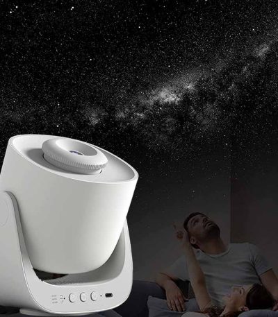 Moderner Projektor für Astronomie und Sternbeobachtung vor einem sternenklaren Himmel. Perfekt für Wissenschafts- und Astronomie-Enthusiasten.