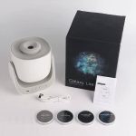 Moderner Galaxy Lite Projektor mit Zubehör, ideal für wissenschaftliche Dekorationen und Raumprojekte, inklusive Kabel, Bedienungsanleitung und vier thematischen Magneten.