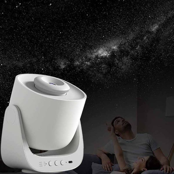 Moderner Projektor für Astronomie und Sternbeobachtung vor einem sternenklaren Himmel. Perfekt für Wissenschafts- und Astronomie-Enthusiasten.