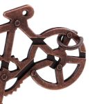 Detailliertes Bild eines metallenen Räderwerks, das die mechanische Präzision und das technische Design eines alten Uhrwerks oder Maschinen zeigt.