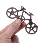 Detailliertes Metallfahrrad als wissenschaftliches Dekorationsstück, ideal für Sammler und Wissenschaftsliebhaber, mit filigranen Rädern und Rahmen.