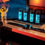 Moderne Neon-Glasröhren mit leuchtenden Ziffern auf einem Holzregal, begleitet von einem Astronauten-Figuren-Accessoire, ideal für wissenschaftliche Dekorationen und Gadgets.