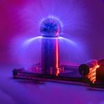 Wissenschaftliche Plasma-Kugel mit leuchtenden Blitzen und bunten Lichtern, ideal für Dekoration und wissenschaftliche Experimente.