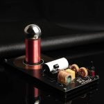 Wissenschaftliches Elektromagnet-Experiment mit Spule, Kondensator und Magneten auf schwarzem Hintergrund.