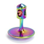 Buntes Metallstück mit Regenbogeneffekt, ideal für wissenschaftliche Dekorationen oder als Sammlerstück.