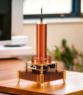 Hochspannungs-Experimentiergerät mit Kupferzylinder und isoliertem Aufbau, ideal für wissenschaftliche Dekorationen und Lernzwecke.