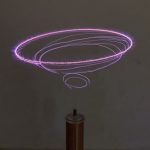 Plasma-Kugel erzeugt beeindruckende elektrische Entladungen in einer spiralförmigen Anordnung. Perfekt für wissenschaftliche Dekorationen und Experimente.