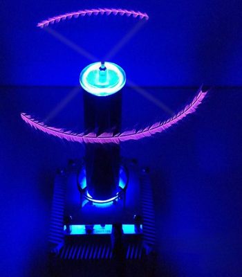 Wissenschaftliches Plasma-Experiment mit leuchtenden blauen und pinken Lichtern, das einen faszinierenden Plasma-Effekt erzeugt.