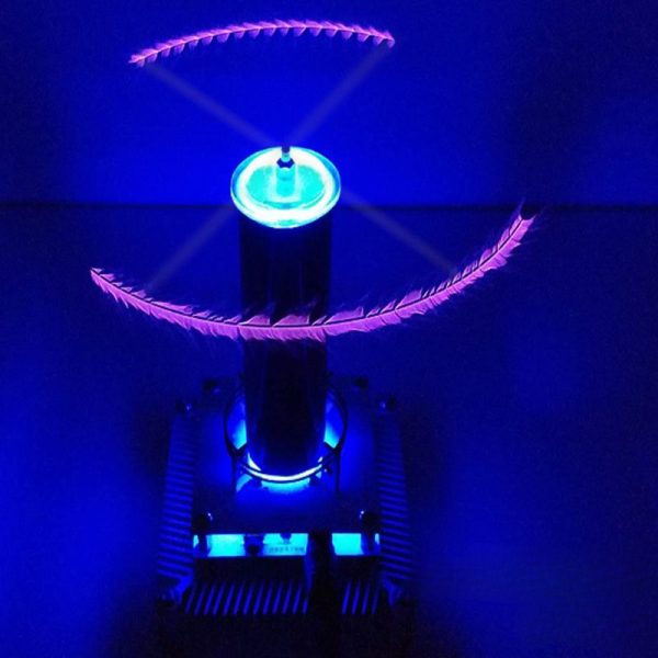 Wissenschaftliches Plasma-Experiment mit leuchtenden blauen und pinken Lichtern, das einen faszinierenden Plasma-Effekt erzeugt.