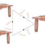 Wissenschaftliches Experiment mit Holzstäbchen, das Schallwellen zeigt, die durch das Zusammenstoßen und die Reflexion entstehen, ideal für Bildung und Wissenschaft.