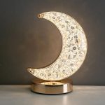 Elegante Monddeko aus Kristallen auf einem goldfarbenen Sockel, ideal für wissenschaftliche oder dekorative Zwecke.