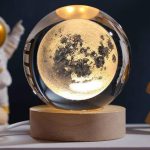 Kristallkugel mit Mondphasen-Design, ideal für wissenschaftliche Dekorationen und Lernzwecke. Perfekt für Astronomie-Enthusiasten und als stilvolles Raumaccessoire.