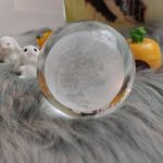 Transparente Glaskugel mit Schneeflocken-Design, ideal für wissenschaftliche Dekorationen und Sammlerstücke. Perfekt für Liebhaber von wissenschaftlichen Objekten und dekorativen Elementen.
