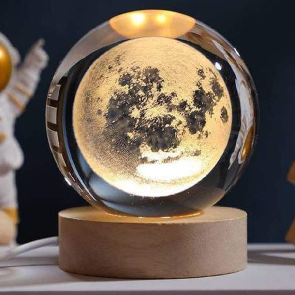 Kristallkugel mit Mondphasen-Design, ideal für wissenschaftliche Dekorationen und Lernzwecke. Perfekt für Astronomie-Enthusiasten und als stilvolles Raumaccessoire.