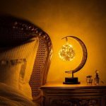 Elegante Sternenlampe mit Monddekor auf Nachttisch, schafft eine warme und gemütliche Atmosphäre im Schlafzimmer. Perfekt für Liebhaber von wissenschaftlicher Dekoration und stilvollem Interieur.