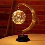 Dekorativer Globus mit leuchtender LED-Lichterkette, umgeben von einem gebogenen, goldfarbenen Rahmen, ideal für wissenschaftliche Dekorationen und moderne Raumgestaltung.