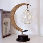 Dekoratives Mondlicht mit beleuchteter Glaskugel und Stern- und Mondmotiv, ideal für Schlafzimmer oder Wohnzimmer, schafft eine gemütliche Atmosphäre.