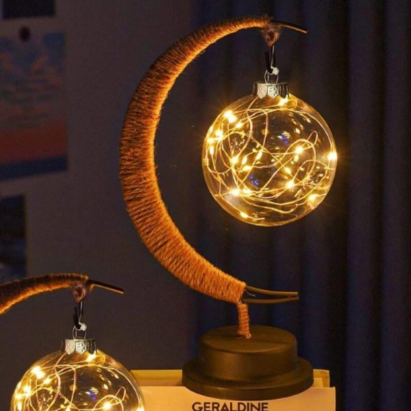Dekorative Mond- und Sternenlampe mit warmen Lichterketten, ideal für wissenschaftliche und dekorative Zwecke, schafft eine gemütliche Atmosphäre.