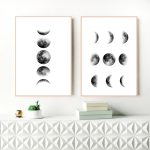 Zwei elegante Wandbilder zeigen die verschiedenen Phasen des Mondes in Schwarz-Weiß-Design, ideal für wissenschaftliche oder dekorative Zwecke.
