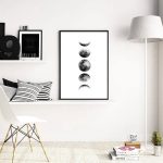 Modernes Wandbild mit den verschiedenen Phasen des Mondes, ideal für Wissenschafts- und Dekorationsliebhaber, in einem minimalistischen Raum mit weißen Wänden und stilvollen Möbeln.