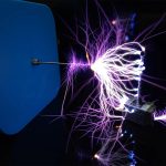 Wissenschaftliches Plasma-Experiment mit elektrischer Entladung und leuchtenden Plasmafäden, zeigt die Erzeugung von Plasma durch elektrische Energie.