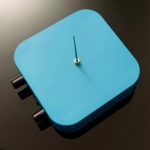 Moderne blaue Raumzeit-Uhr mit minimalistischer Gestaltung und schwarzem Knopf, ideal für wissenschaftliche Dekorationen.
