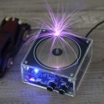 Elektrischer Plasma-Generator mit blauer und violetter Entladung, auf Holzoberfläche, wissenschaftliches Experiment, futuristisches Gadget.
