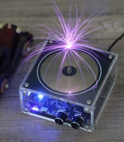 Elektrischer Plasma-Generator mit blauer und violetter Entladung, auf Holzoberfläche, wissenschaftliches Experiment, futuristisches Gadget.