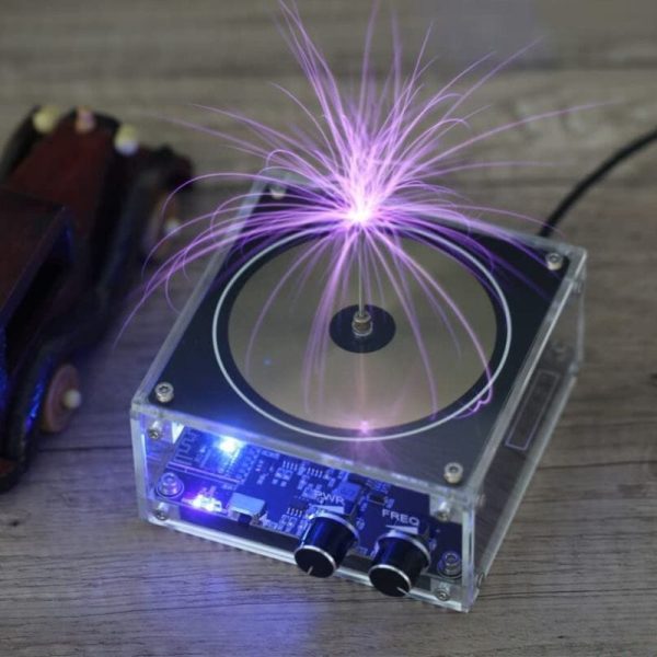 Elektrischer Plasma-Generator mit blauer und violetter Entladung, auf Holzoberfläche, wissenschaftliches Experiment, futuristisches Gadget.