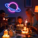 Familie feiert Geburtstag mit Kuchen und Kerzen, im Hintergrund leuchtendes Neon-Stern und Planet-Design, gemütliche Atmosphäre, festliche Stimmung.