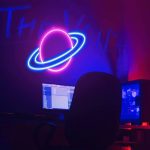 Leuchtende Neon-Sternenhimmel-Dekoration mit Planet-Design in Pink und Blau, ideal für Science-Fiction- und Weltraumthemen.