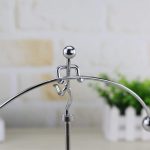 Metallischer Wissenschafts-Gadget in Form eines kleinen Roboters, ideal für Dekoration und Sammlerstücke im wissenschaftlichen Stil.