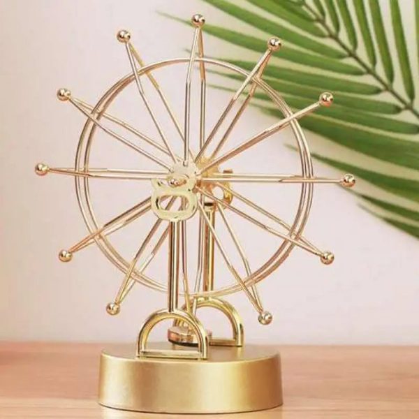Eleganter goldener Stern-Dekorationsgegenstand mit radialen Linien, ideal für wissenschaftliche oder dekorative Zwecke, auf einem Holztablett mit grüner Pflanzen im Hintergrund.