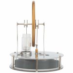 Klassisches physikalisches Spielzeug mit Holzrad, Glaszylinder und Metallrahmen, ideal für Wissenschafts- und Dekorationszwecke.