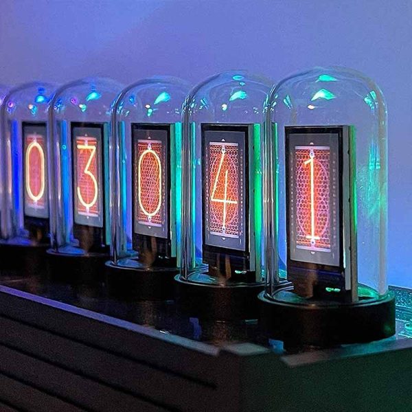 Nixie-Röhren Uhr mit Glasgehäusen, zeigt die Zahlen 0 bis 4, beleuchtet in warmem Orange, umgeben von transparenten Glasabdeckungen, auf einer schwarzen Oberfläche.