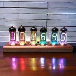 Moderne Nixie-Röhren Uhr mit farblich leuchtenden Zahlen auf Holzbasis, ideal für Science-Gadgets und Dekorationen.