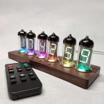 Vintage Nixie-Röhren Uhr mit sechs leuchtenden Röhren auf Holzsockel, gesteuert durch Fernbedienung, ideal für Wissenschafts- und Dekorationsliebhaber.