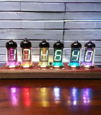 Moderne Nixie-Röhren Uhr mit farblich leuchtenden Zahlen auf Holzbasis, ideal für Science-Gadgets und Dekorationen.
