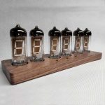 Vintage Nixie-Röhren Uhr auf Holzsockel, dekoratives technisches Gerät mit leuchtenden Ziffern, ideal für Sammler und Technikliebhaber.