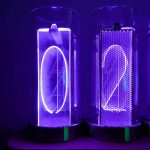 Zwei leuchtende Nixie-Röhren zeigen die Zahlen 0 und 2 in einem dunklen Raum.