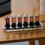 Vintage Nixie-Röhren Uhr mit sechs Ziffern, zeigt das Jahr 172012, auf einem Holzschreibtisch, ideal für Wissenschafts- und Dekorationsliebhaber.