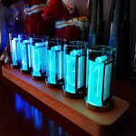 Moderne holographische Leuchtobjekte in blauer Farbe auf Holzbasis, ideal für wissenschaftliche Dekorationen und Gadgets.