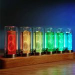 Bunte Leuchtende Nixie-Röhren in verschiedenen Farben auf Holzsockel, ideal für wissenschaftliche Dekorationen und Gadgets.