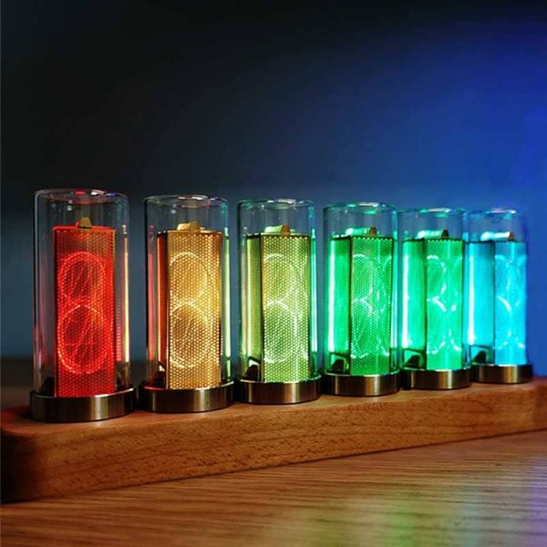 Bunte Leuchtende Nixie-Röhren in verschiedenen Farben auf Holzsockel, ideal für wissenschaftliche Dekorationen und Gadgets.