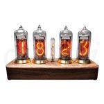Vintage Nixie-Röhren-Uhr mit leuchtenden Ziffern auf Holzsockel, ideal für Wissenschafts- und Dekorationsliebhaber.
