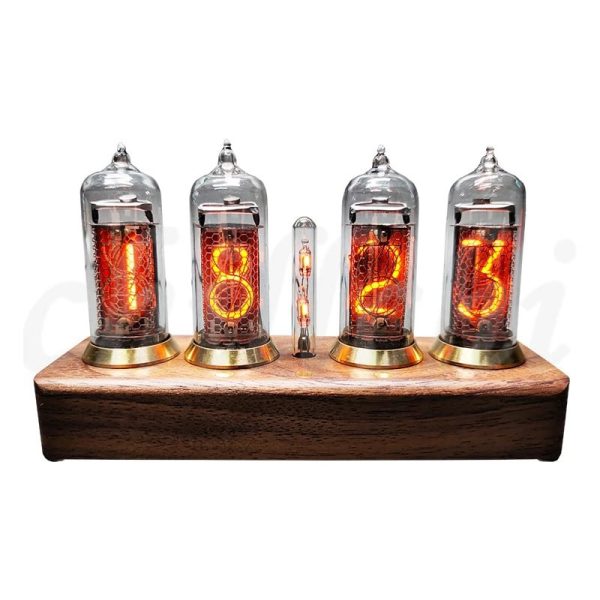Vintage Nixie-Röhren-Uhr mit leuchtenden Ziffern auf Holzsockel, ideal für Wissenschafts- und Dekorationsliebhaber.